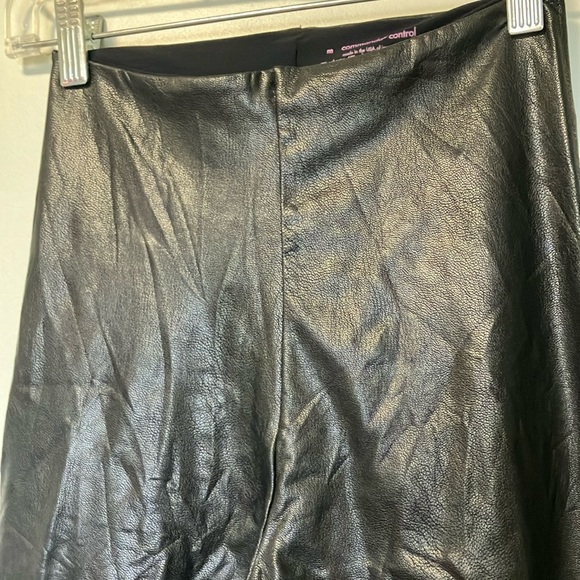 Commando Control Faux Leather Black Shiny Leggings - Picture 3 of 4